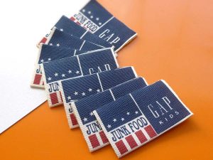 Marquillas de marca impresas en material canvas con doblez por la mitad