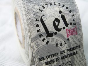 Etiquetas impresas en material con apariencia artesanal