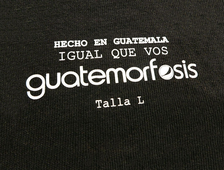 Impresión nítida de logotipo de marca en etiqueta heat transfer.