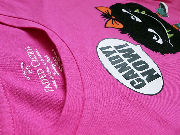 Vista interna de cuello de playera con marca impresa en heat transfer.