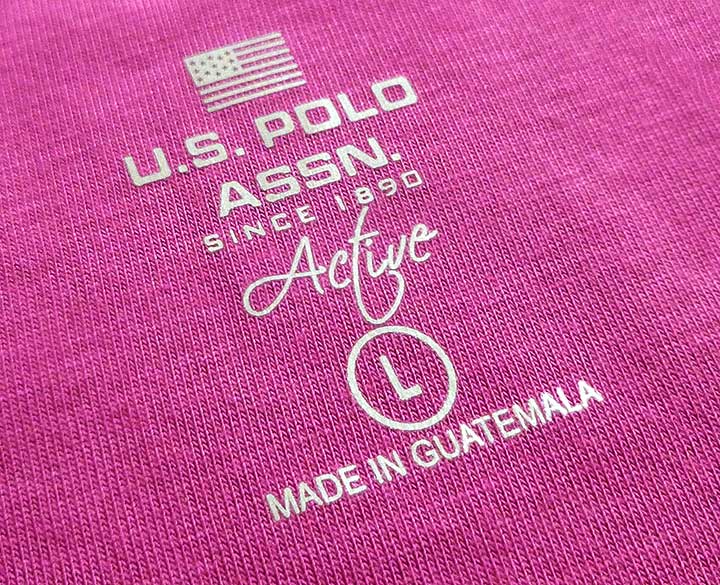 Acabado profesional de etiqueta transfer para identificación textil.