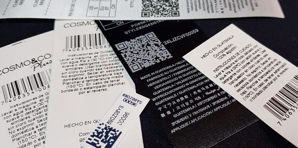 Variedad de etiquetas con código de barras, QR e instrucciones de lavado